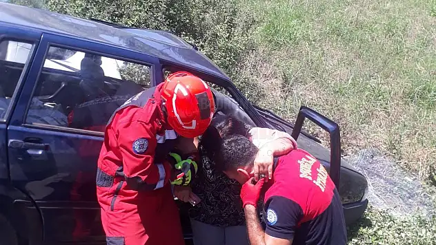 Kazada Sıkıştığı Yerden İtfaiye Ekipleri Kurtardı