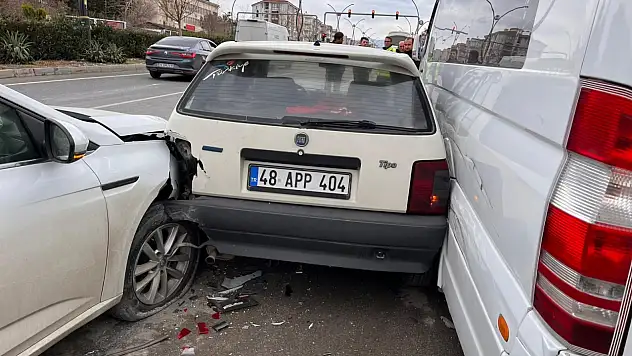 Kazada üç araç hasar gördü