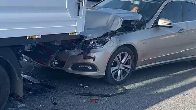 Kazada Yola dökülen Yağ ve Parçaları Polis Ekipleri Temizledi