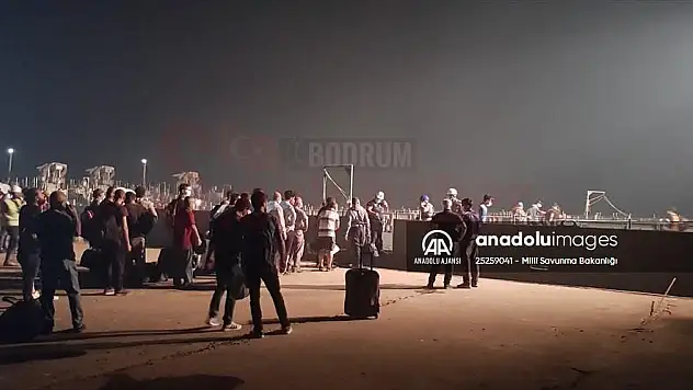 Kemerköy Yangın Bölgesindeki Vatandaşlar Deniz Kuvvetleri Komutanlığı Gemileriyle Tahliye Ediliyor