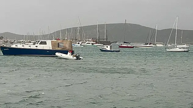 Kendi teknesini bırakıp sürüklenen botu kurtardı