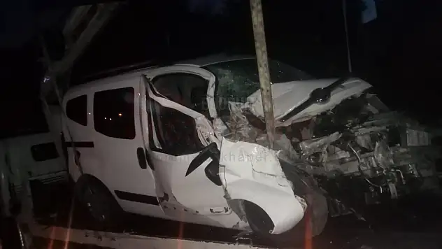 Kepçeye Vuran Aracın Sürücüsü Yaralandı