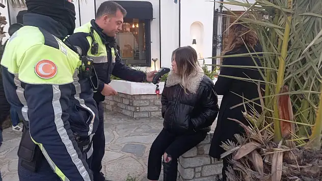 Kırmızı ışıkta bekleyen araçların arasından geçmek isteyen Yayaya Motosiklet Çarptı...