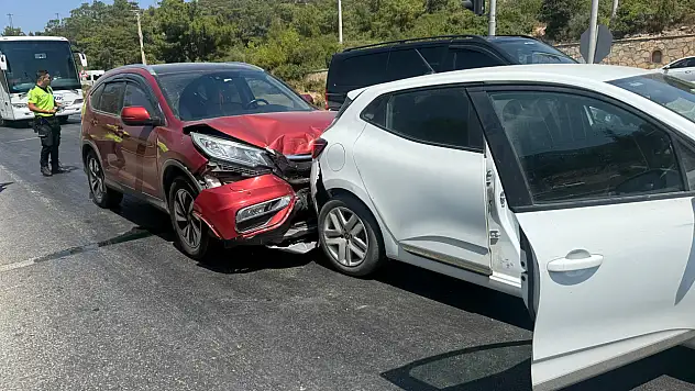 Kırmızı ışıkta duramadı ! 2 yolcu yaralandı !