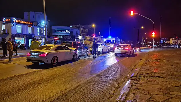 Kırmızı Işıkta Duran Araca Çarptılar