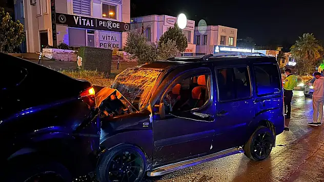 Kırmızı Işıkta Duran Araçlara Çarpıp Yaralandılar