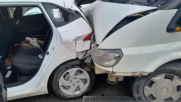 Kırmızı Işıkta Durmayan Aracın Sebep Olduğu Kazada 2 Kişi Yaralandı