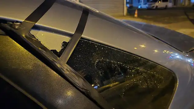 Kırmızı Işıkta Taşlı Saldırı, Sürücüler Panik Oldu