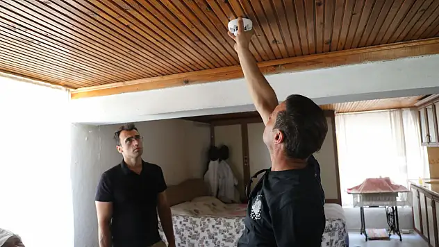 Kırsaldaki Çınarlar'a Duman Dedektörü