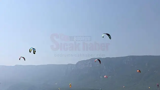 Kitesurfçüler Sahilleri Renklendiriyor