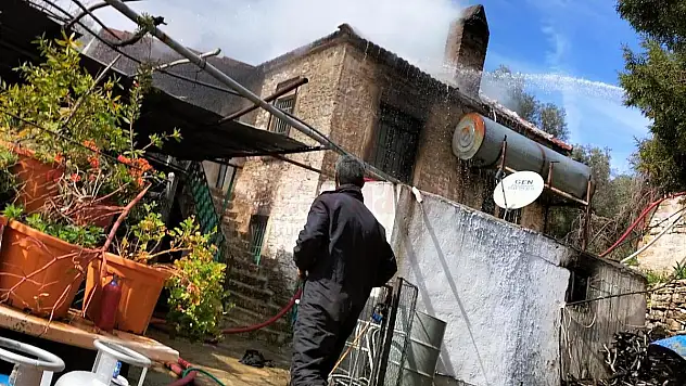 Kızılağaç'ta Çıkan Yangında Ev Kullanılamaz Hale Geldi