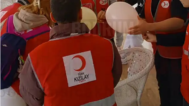 KIZILAY GÖNÜLLÜ GENÇLERİ DEPREMZEDE ÇOCUKLARI ZİYARET ETTİ