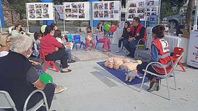 Kızılay Haftasını Bodrum Genç Kızılayı Oasis AVM' de kutladı