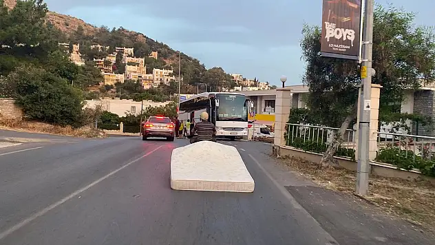 Koca Yatağı Motosikletine Bağlayıp Çeke Çeke Götürdü