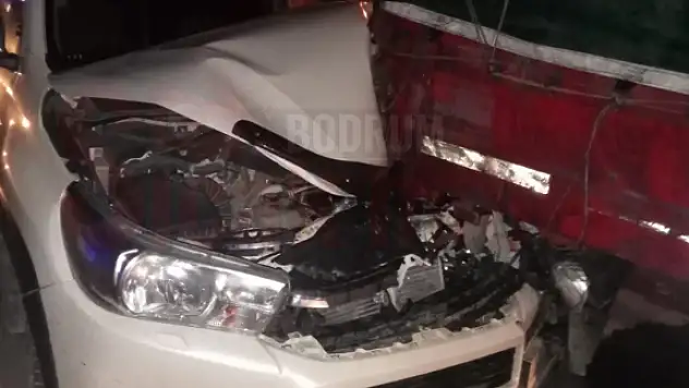 Konacık'ta Tırın Altına Giren Kamyonet Kullanılamaz Hale Geldi