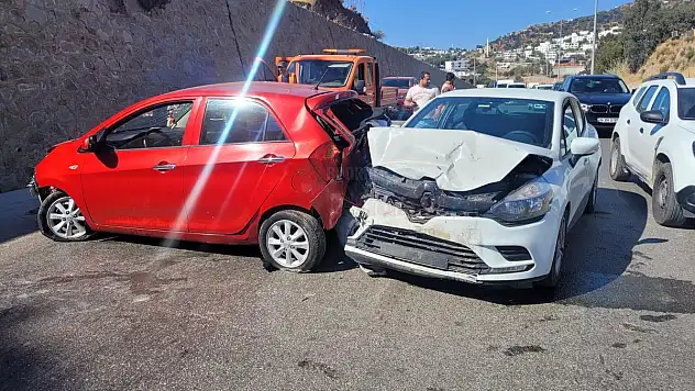 Kontrolden Çıkan Araç Başka bir Araca Çarptı Kazada 2 Kişi Yaralandı