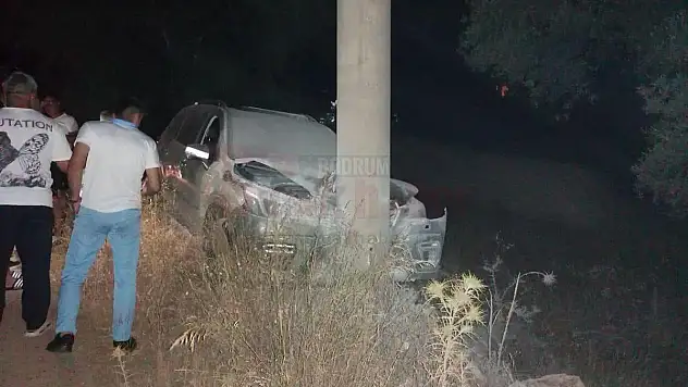 Kontrolden Çıkan Araç Direğe Çarpıp Alev Aldı