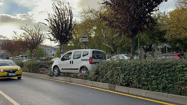 Kontrolden çıkan araç refüje çıktı 1 yaralı