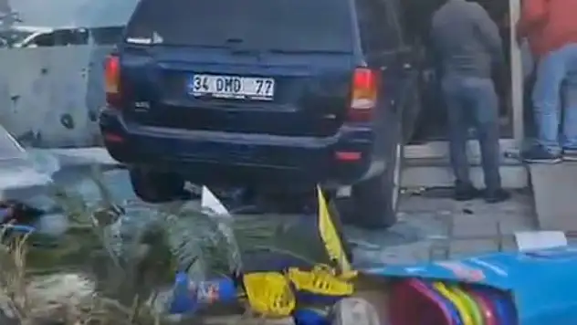 Kontrolden Çıkan Cip Dükkana Daldı, 4 Yaralı