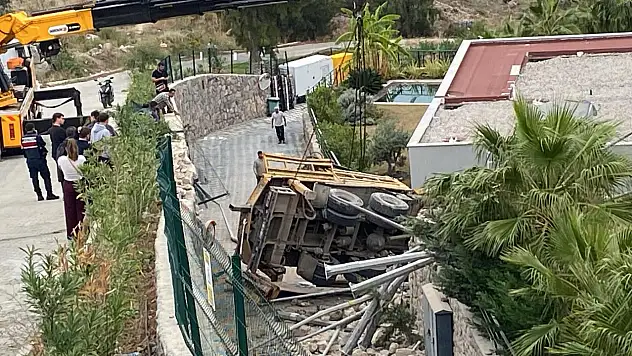 Kontrolden çıkan kamyon devrildi