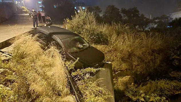 Kontrolden Çıkan Otomobil, Korkuluklara Çarparak Durdu