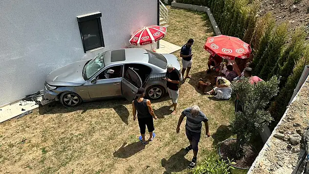 Kontrolden Çıkıp Evin Bahçesine Düşen Araçta 3 Kişi Yaralandı