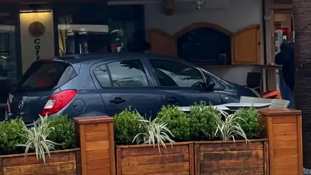 Kontrolden çkan araç İş yerine girdi