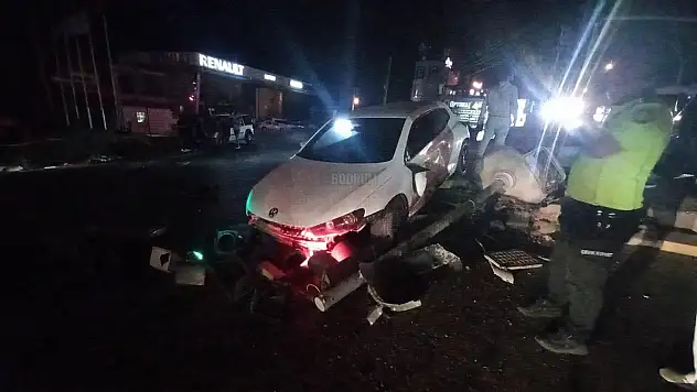 Kontrolsüz Dönen Araç Otomobili Yoldan Çıkarttı