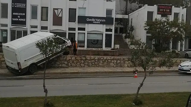 KONTROLÜNÜ KAYBEDEN SÜRÜCÜ DUVARA ÇIKARAK DURABİLDİ