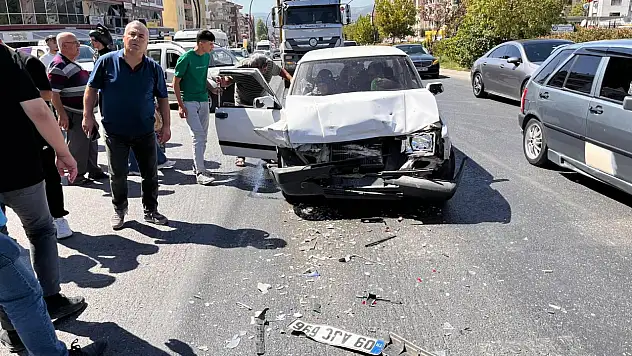 Kontrolünü kaybeden sürücü kazaya sebebiyet verdi !