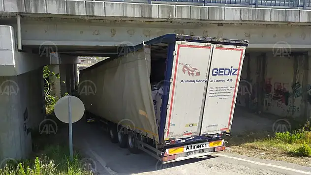 Köprüye sıkışan tır kurtarıldı