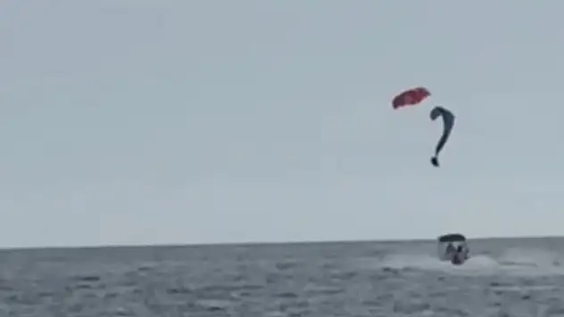 Korku Dolu Anlar: Paraşütle Denize Düşen Sporcu Kamerada