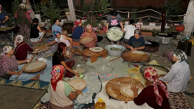 Köyceğizli kadınlar, orman işçileri için gün ışıyana kadar börek yapıyor