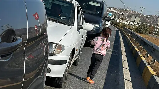 Küçük Çocukları Karayolunda Dilendiriyorlar
