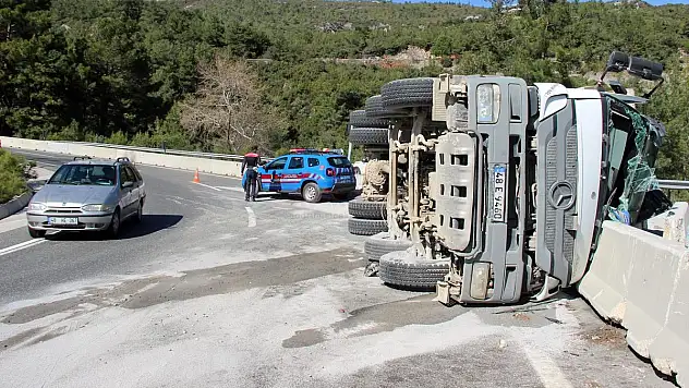 Kum Yüklü Kamyon Devrildi