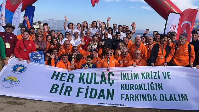 Kuraklığa dikkat çekmek için kış denizde kulaç attılar