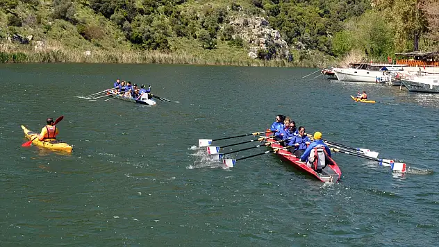 Kürek ve kano sporcuları doğayla baş başa kürek çekti