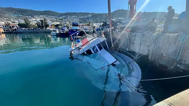 Kuvvetli rüzgar tekneyi batırdı