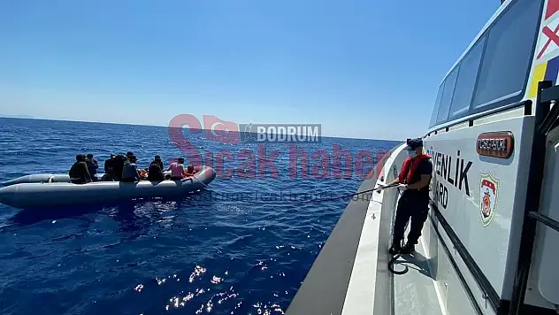 Lastik bottaki 10 düzensiz göçmen kurtarıldı