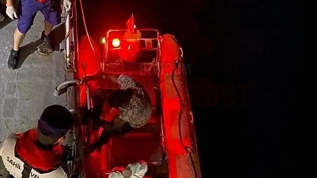 Lastik bottaki 16 düzensiz göçmen kurtarıldı