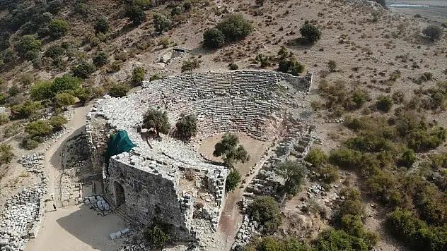 Liman kenti Kaunos'taki Bizans kilisesi ve mezarlar gün yüzüne çıkarılıyor