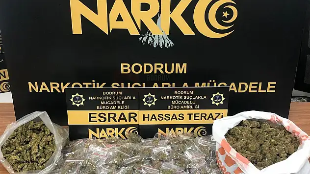 Lüks Otomobille Uyuşturucu Ticareti Yaparken Yakalandı