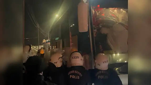 Maç bitti gerginlik bitmedi otobüslere taşla saldırı