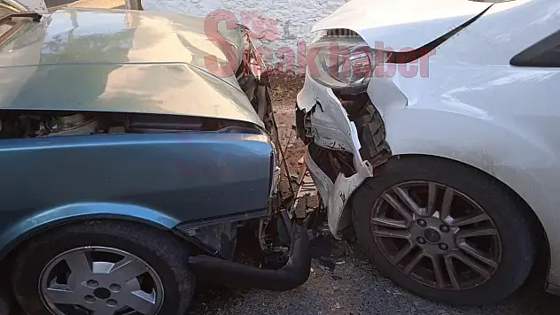 Maddi Hasarlı Kazada Bıçaklar Sopalar Havada Uçuştu 2 Şahıs Yaralandı