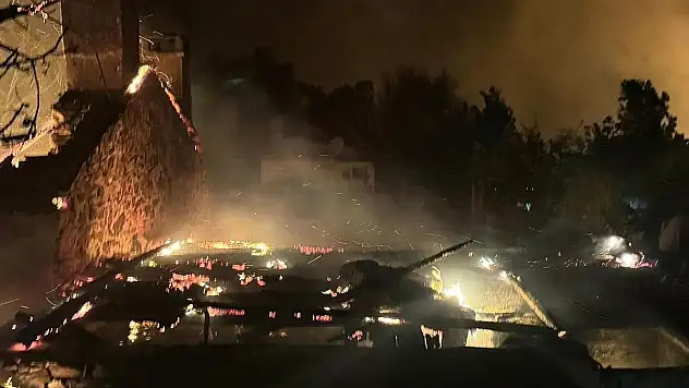 Mahalledeki Bazı Evler Alevlere Teslim Oldu