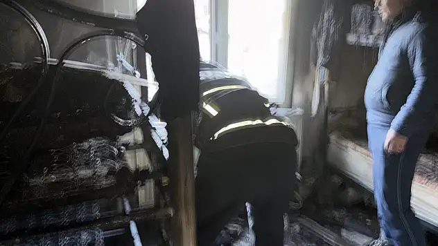 Mahallesindeki yangına izinli itfaiyeci koştu