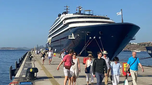Malta Bayraklı 190 Metrelik Gemisi 'Evrima', Bodrum Limanına Demirledi.