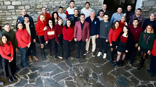 Mandalinci belediye AŞ çalışanlarıyla yeni yılı kutladı