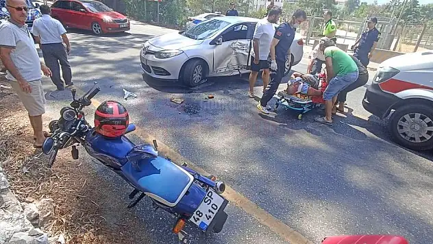 Manevra Yapan Otomobile Çarpan Motosikletli Yaralandı