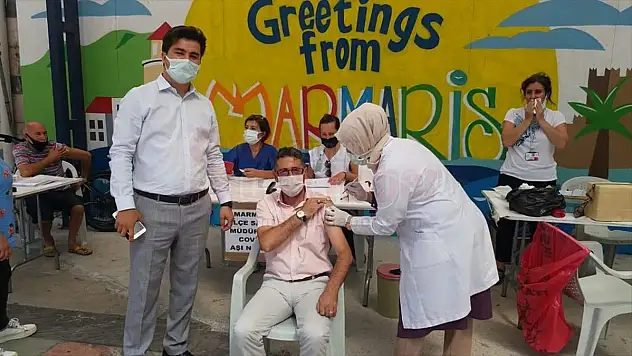 Marmaris Kapalı Çarşı'da kurulan mobil aşı merkezi hizmet vermeye başladı